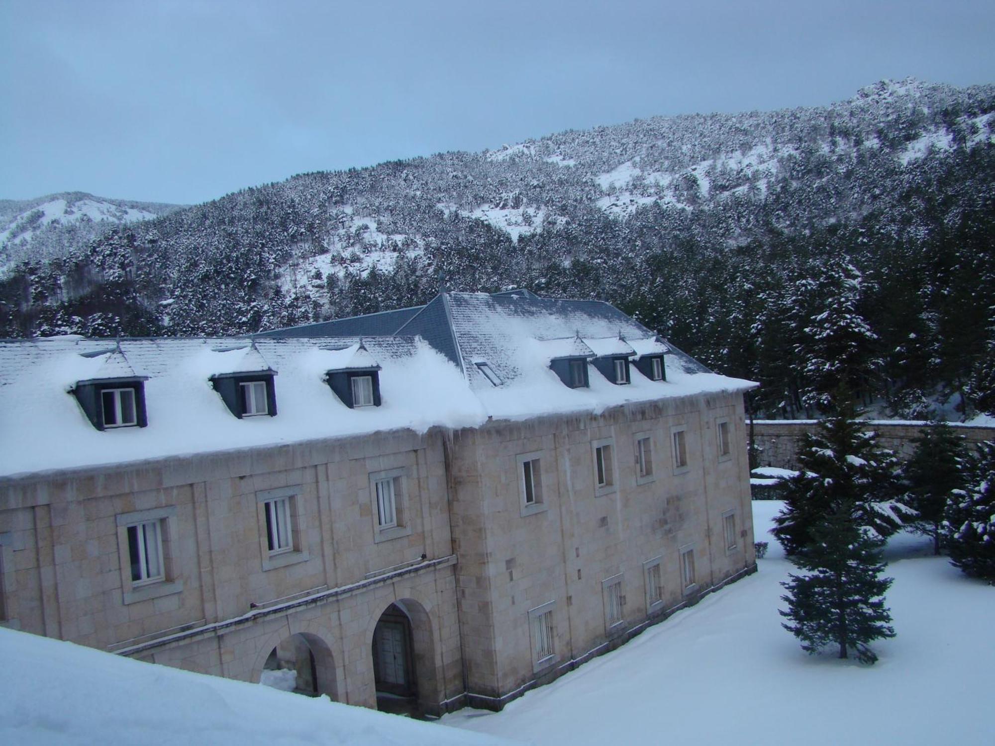 Hotel Hospederia Santa Cruz San Lorenzo de El Escorial Esterno foto